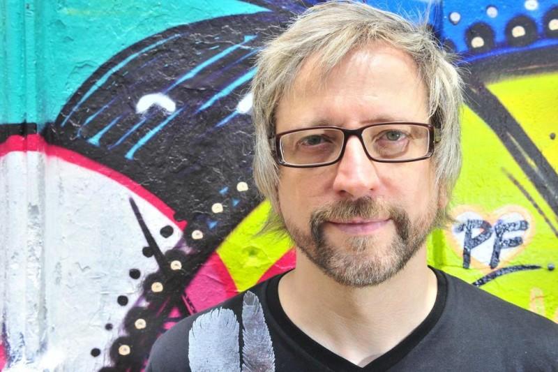 Vocalista da banda Nenhum de Nós palestra na Feira do Livro