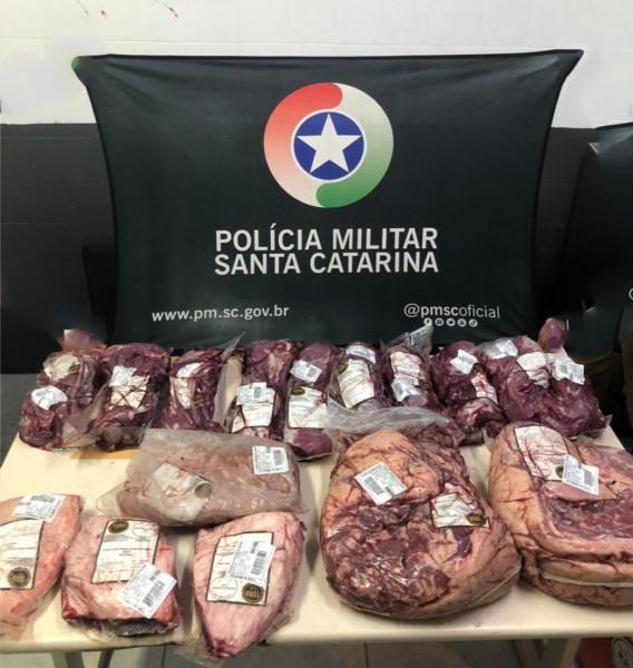 Com mais passagens policiais do que idade, caroneiro de carro cheio de carnes furtadas é preso pela PM