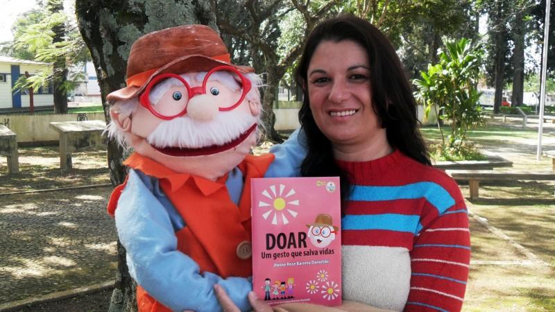 Escritora criciumense escreve livro para incentivar doação de sangue
