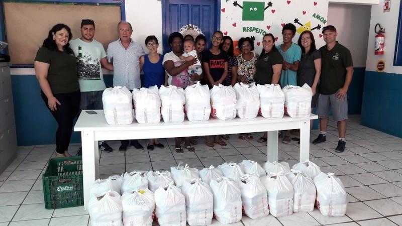 Cestas básicas são entregues para famílias cadastradas no Cras