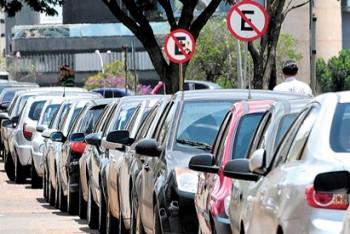 Operação conjunta vai multar carros estacionados nos passeios públicos