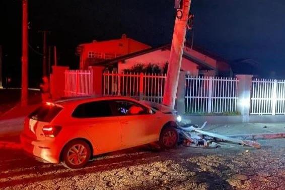 Motorista embriagado é preso após colidir carro contra poste