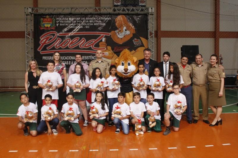 Mais de 390 alunos participam da formatura do Proerd em Forquilhinha