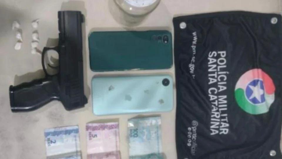 Policiais encontram arma falsa e cocaína escondidas em área de mata