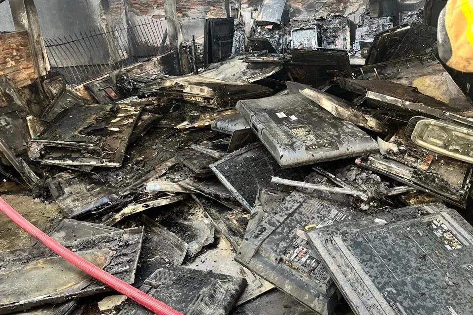 Depósito de televisões é atingido por incêndio em Jaguaruna