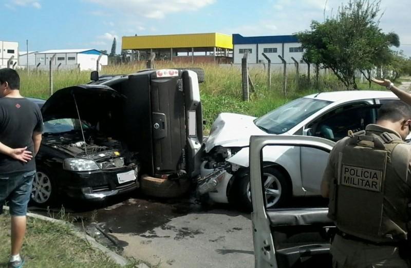 Acidente envolve três veículos no Milanese