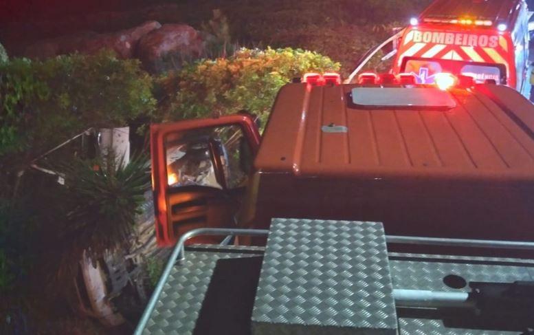 Motorista capota carro nas curvas do Iró, em Laguna