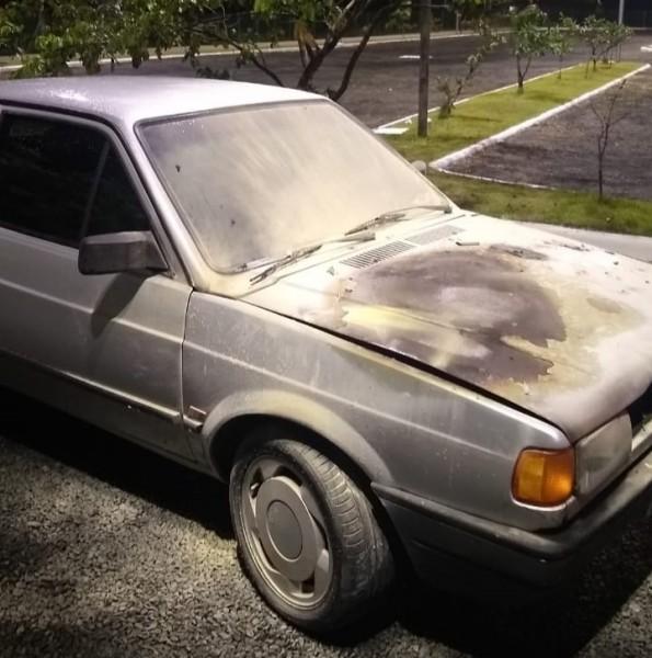 Homem apaga fogo no próprio carro em Criciúma