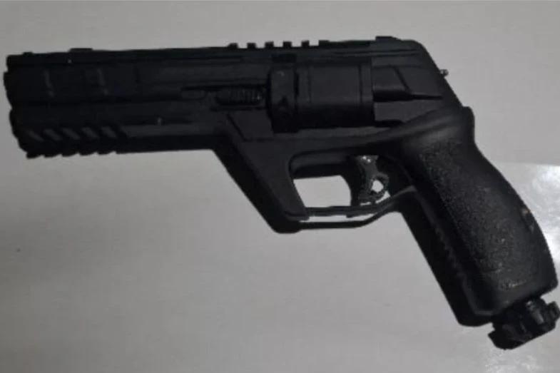 Vizinho ameaça homem e criança com arma falsa durante discussão