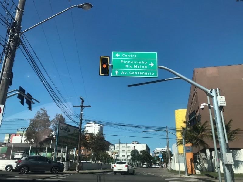 Semáforos intermitentes causam transtorno no trânsito de Criciúma 