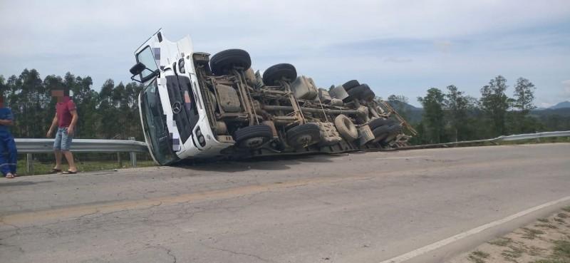 Caminhoneiro perde o controle da direção e tomba na SC-390 em Lauro Müller