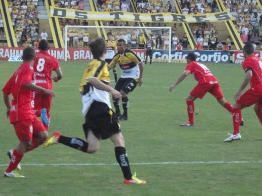 Árbitro goiano no comando de CRB e Criciúma