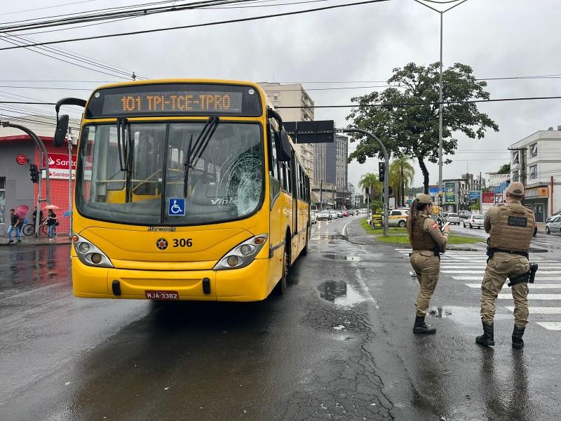 Pedestre é atropelado por ônibus amarelinho na avenida Centenário