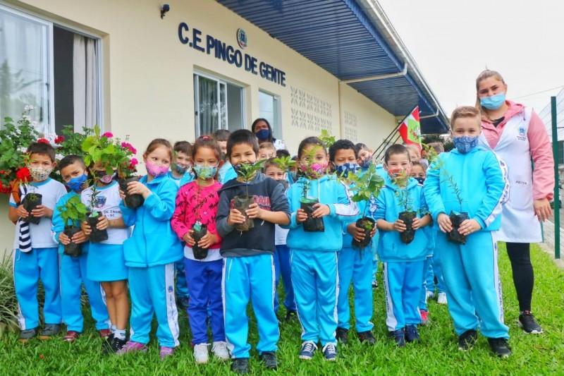 Fundave distribui 170 mudas de árvores nativas no C.E. Pingo de Gente
