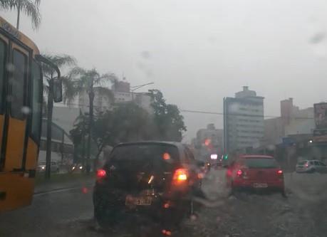 Atenção motoristas: avenida Centenário com pontos de alagamentos 