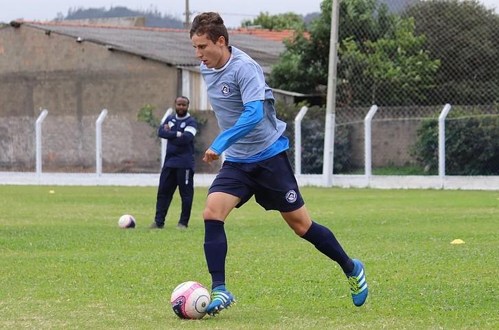 Formado nas categorias de base do Peixe, volante Higor é promovido ao time principal 