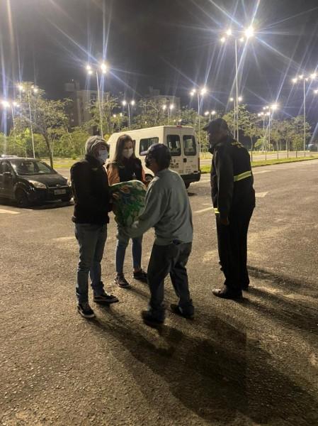 Secretaria de Assistência Social e Habitação de Criciúma entrega cobertores para moradores de rua