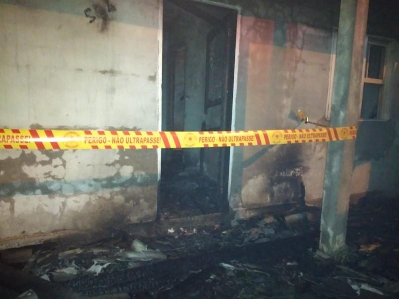 Residência é destruída por incêndio em Balneário Arroio do Silva