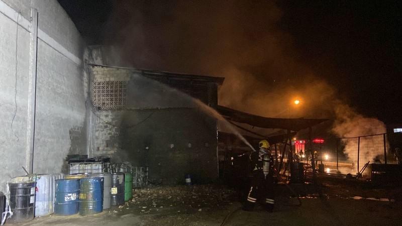 Incêndio em depósito de conteúdo inflamável mobiliza bombeiros da região 
