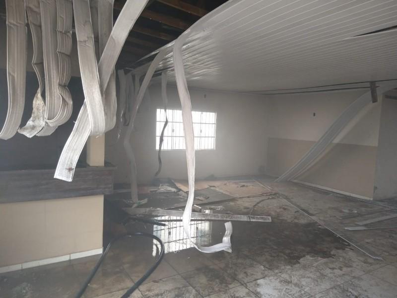 Restaurante abandonado pega fogo no Centro de Criciúma