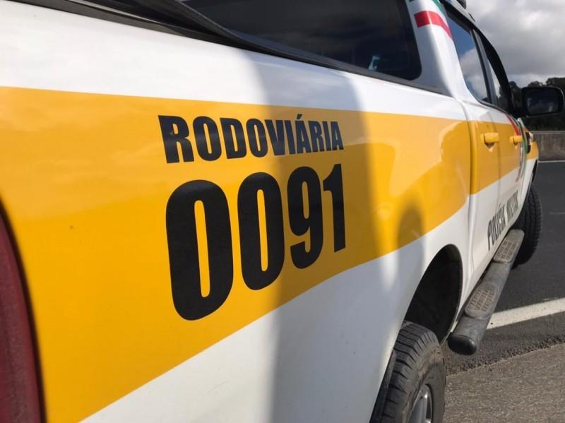Sem carteira de habilitação, condutor perde controle do veículo e sai da pista na Via Rápida