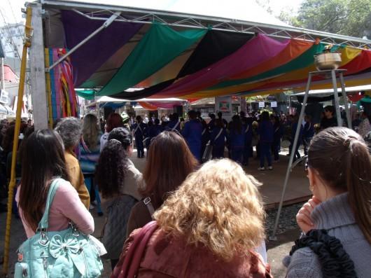 Desfile do Festival de Folclore parou a Nereu Ramos
