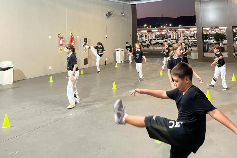 Em parceria com escola de capoeira, Criciúma Shopping é palco para arte marcial