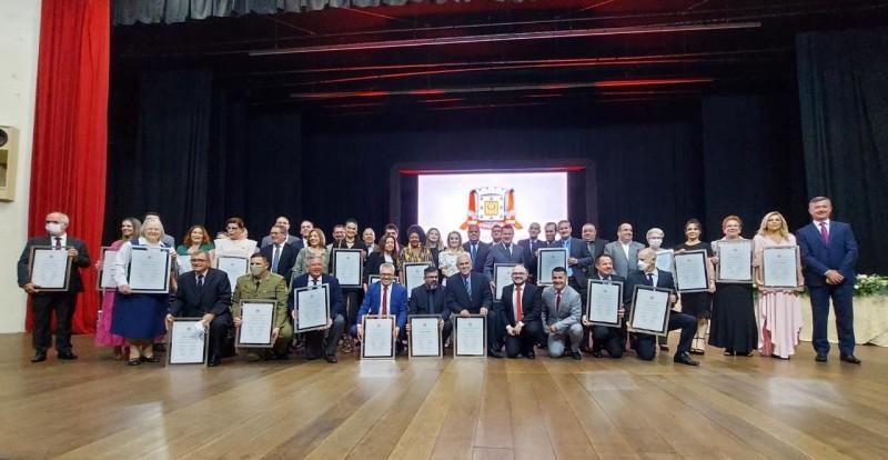 Câmara de Vereadores de Criciúma realiza Sessão Solene de entrega de títulos