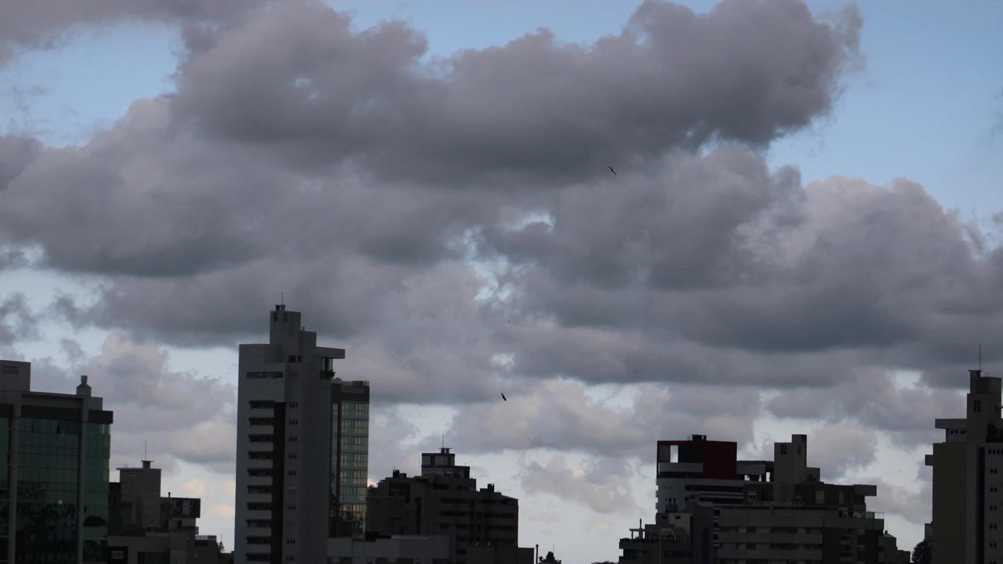 Previsão indica aumento de nebulosidade e chance de temporais isolados neste domingo