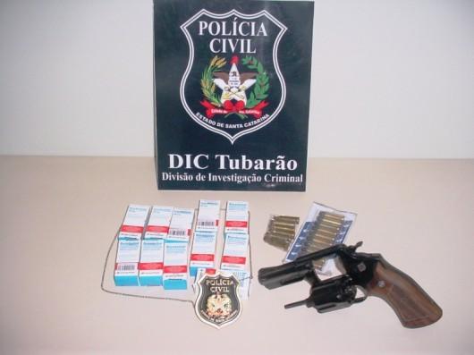  DIC Tubarão apreende arma, anabolizantes e prende pai e filho
