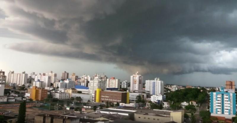 O tempo virou a valer no fim de tarde