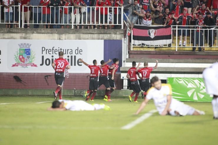 Deivid cita erros individuais e arbitragem em derrota para o JEC