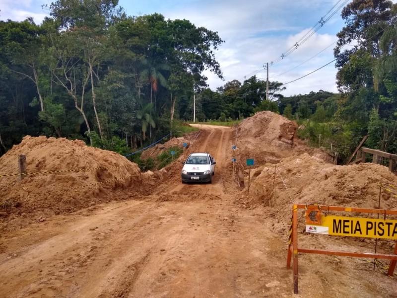 Passagem liberada em meia pista sobre a ponte em Rio Comprudente