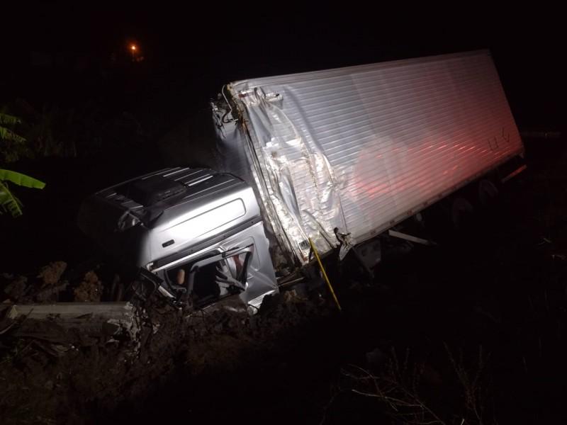Motorista morre após saída de pista na BR-101 em Imbituba