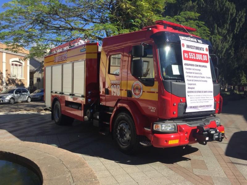 Corpo de Bombeiros recebe novo caminhão