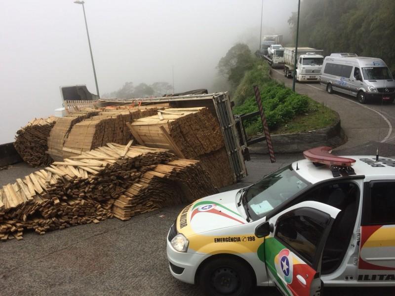  Caminhão tomba na Serra do Rio do Rastro e pista fica interditada
