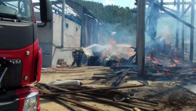 Bombeiros utilizam 30 mil litros de água para combater incêndio em depósito
