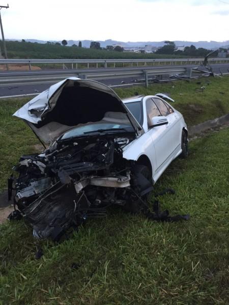 Saída de pista seguida de colisão em guard rail é registrada na BR-101
