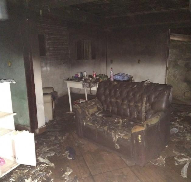 Casa utilizada por moradores de rua pega fogo em Criciúma
