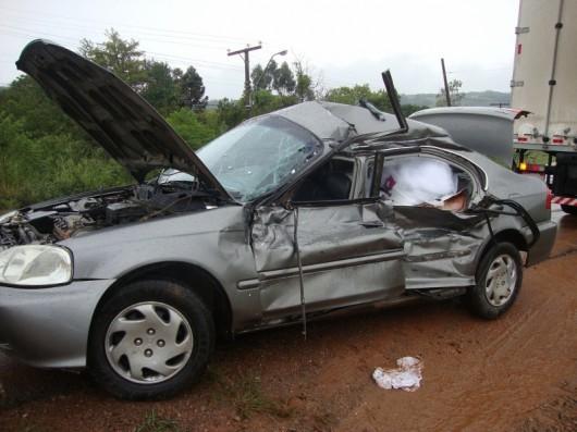 Carro e caminhão colidem na rodovia Luiz Rosso nesta manhã