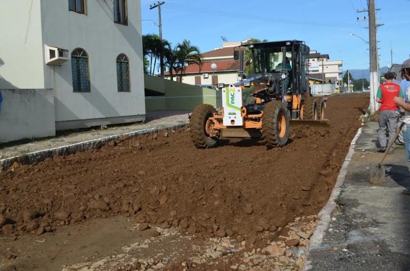 Rua Treviso entra na reta final para receber camada asfáltica