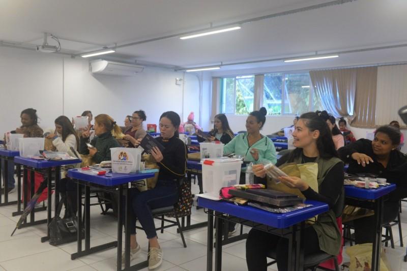 IFSC e prefeitura de Criciúma formam turma de Maquiagem do programa Qualifica Mulher