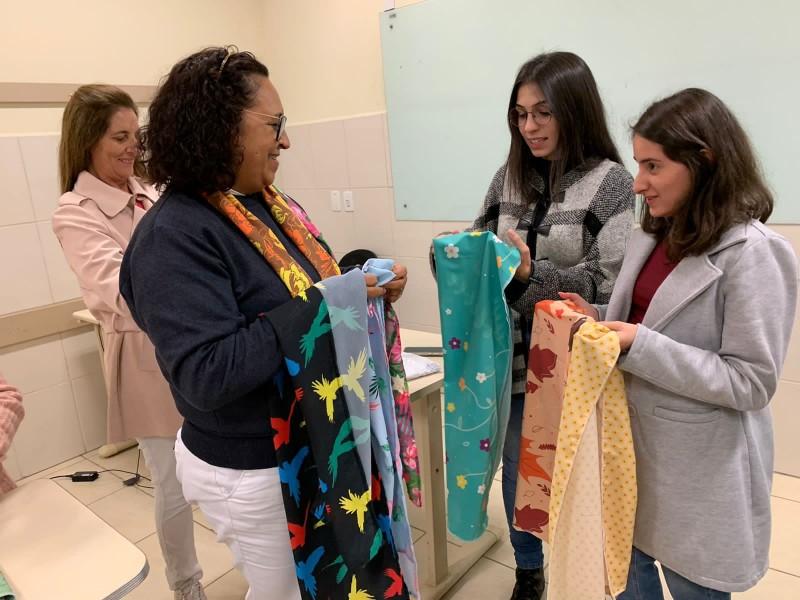 Design da UniSatc desenvolve lenços para Rede Feminina de Combate ao Câncer de Criciúma