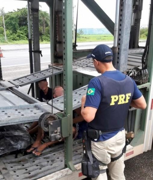 PRF flagra três homens no compartimento de carga de cegonheira na BR 101 em Tubarão