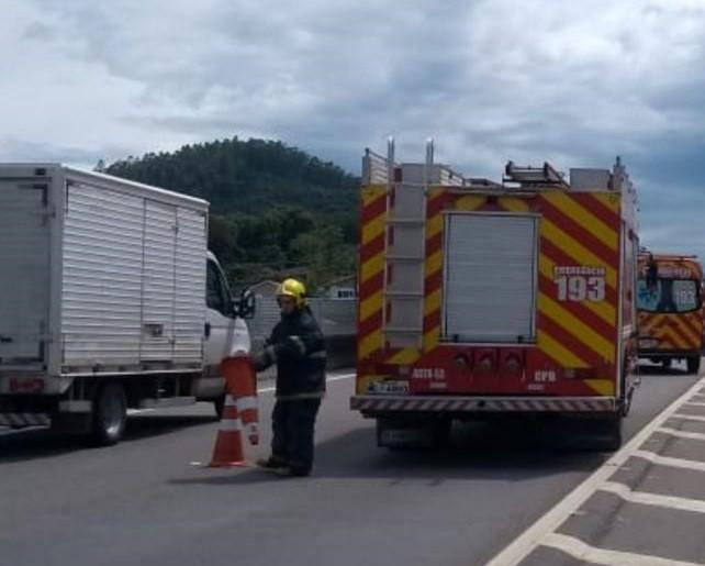 Colisão entre moto e carreta provoca a morte de duas pessoas em Capivari de Baixo