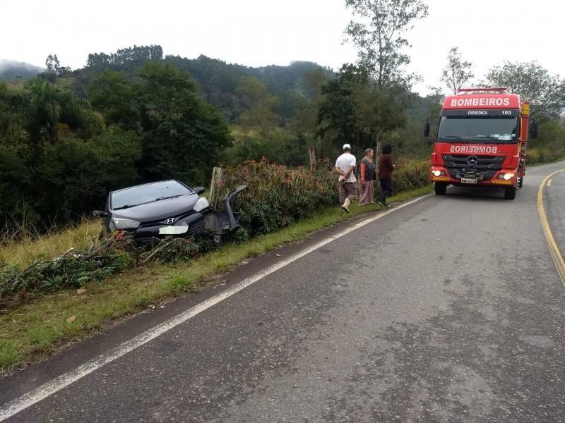 Saída de pista é registrada na SC-390 em Pedras Grandes 