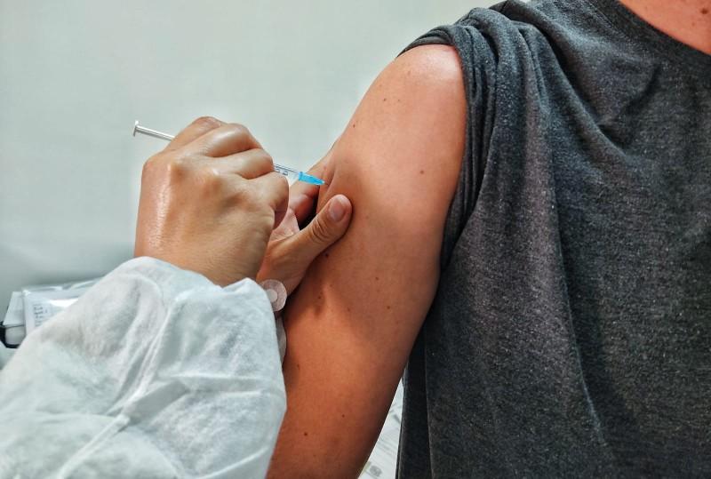 Pessoas com 20 e 21 anos começam a ser vacinadas a partir desta sexta-feira em Nova Veneza