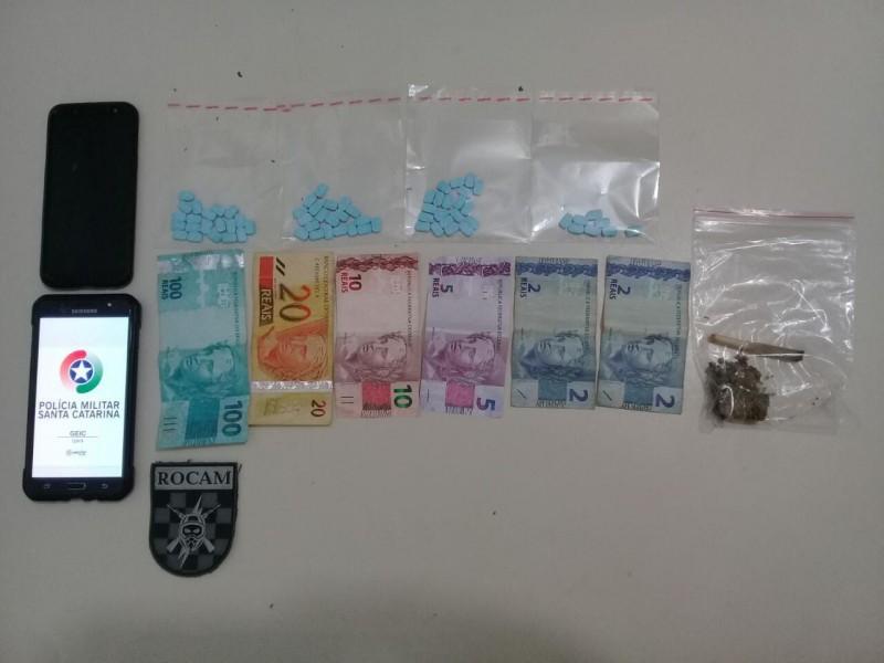 Dupla é presa por tráfico de drogas em Içara; um envolvido tinha quase 70 comprimidos de ecstasy