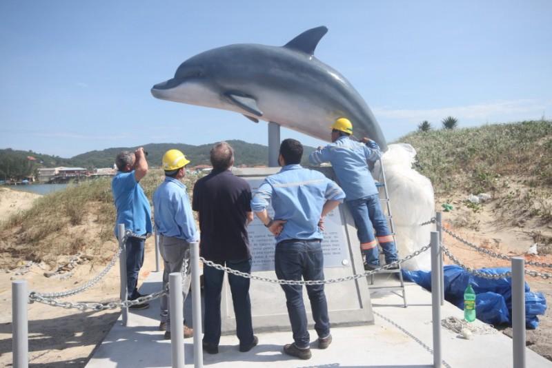 Laguna inaugura ponto turístico Monumento ao Boto