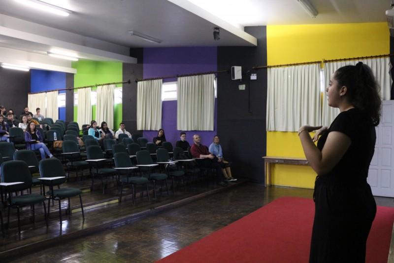 Alunos do Colégio Satc ministram oficina sobre finanças para a comunidade